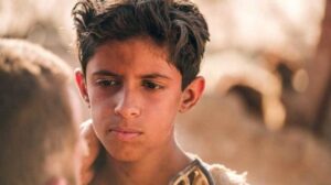 قصة شاب سعودي اختاره مخرج بريطاني لفيلم محارب الصحراء