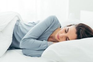 4 فوائد صحية للنوم على الجنب