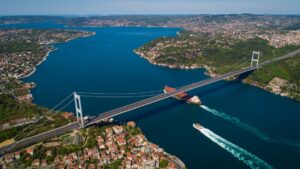 تركيا تغلق مضيقي البوسفور والدردنيل أمام السفن الحربية