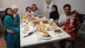 بعد عاميْن من الجائحة وقيودها، مسلمو كندا يستعيدون أُلفة رمضان