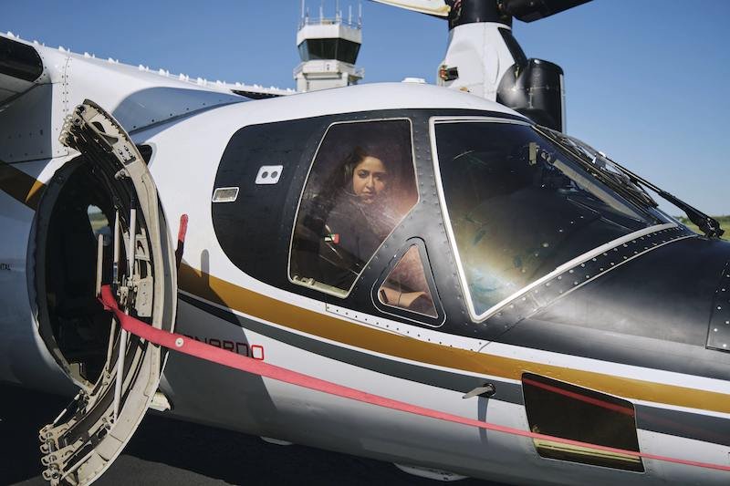 You are currently viewing شابة إماراتية تصبح أول امرأة في العالم تحلق بالطائرة “تيلتروتو”