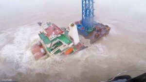 “مشهد مرعب” لسفينة في عرض البحر.. فيديو يوضح المأساة
