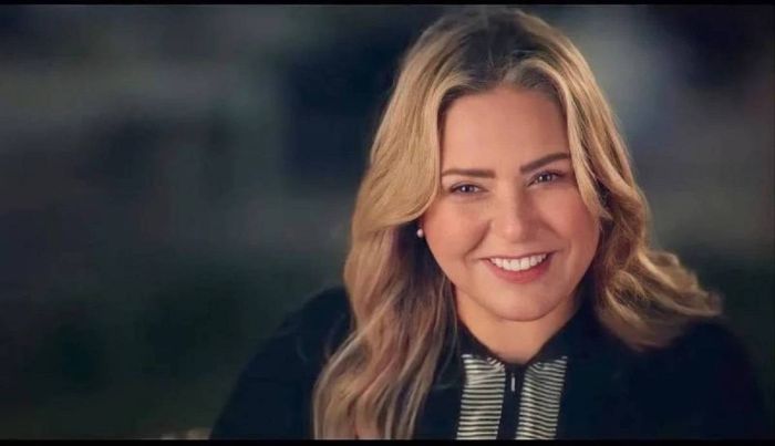 You are currently viewing صابرين تكشف موقفها من قرارات حسين فهمي بخصوص فساتين الفنانات في “مهرجان القاهرة”