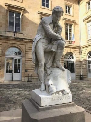 أول تعليق من “السياحة العالمية” على وضع تمثال مهين للقدماء المصريين في جامعة فرنسية