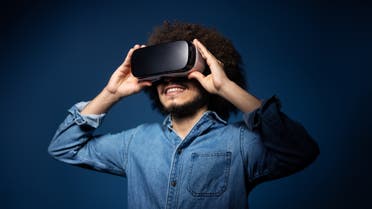 You are currently viewing جديد “آبل”.. نظارة تتيح دفع المال عبر بصمة العين