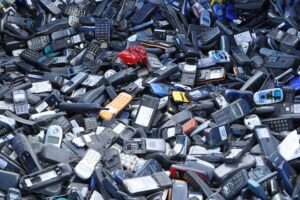 العالم سيرمي 5 مليارات هاتف محمول في مكبّات القمامة هذا العام