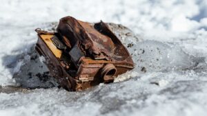 بعد 85 عامًا..العثور على كاميرات مستكشف مدفونة داخل كتلة جليدية بكندا