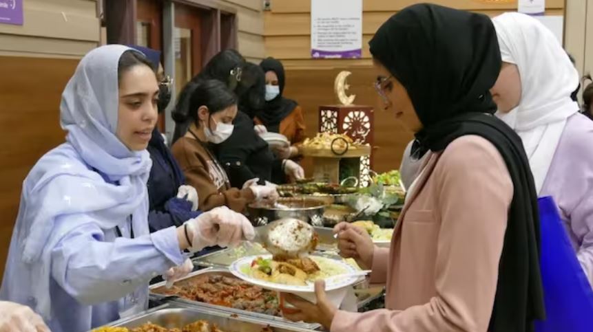 You are currently viewing الأم المسلمة تُقيّم الأولويات عشية رمضان في ظلّ تضخم أسعار الغذاء