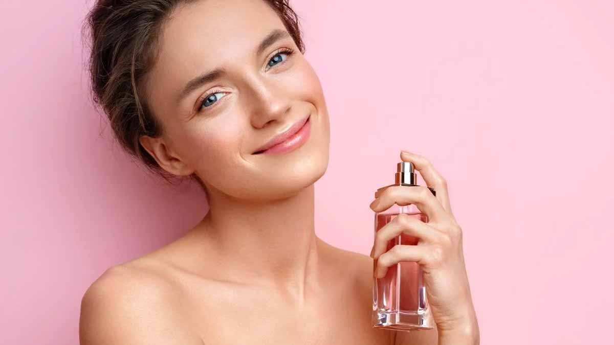 You are currently viewing لماذا ينبغي ألا تضع العطر على رقبتك وصدرك وفق خبيرة في الكيمياء؟