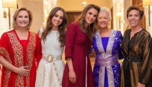 الملكة رانيا تمنح الأميرة إيمان “هدية خاصة” في حفل الحناء