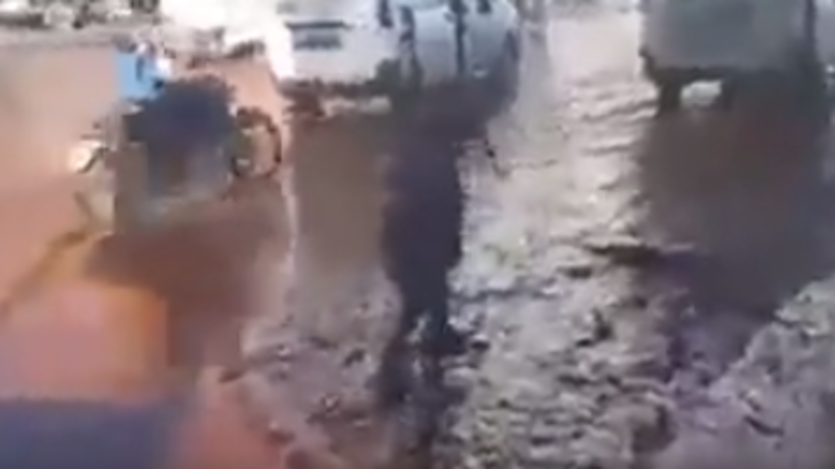 You are currently viewing مشاهد ولا أغرب تشعل نار اليمنيين..عسل يملأ الشارع في إب؟!