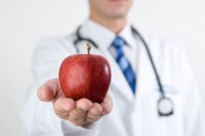 تفاحة في اليوم تبقي الطبيب بعيدا.. حقيقة أم كذبة؟