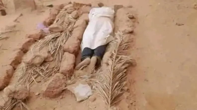 You are currently viewing لعامين.. شاب جزائري ينام بجانب قبر أمه حزناً على وفاتها