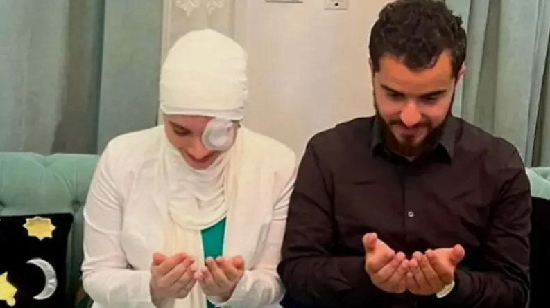 You are currently viewing بعدما فقدت بصرها.. صور لخطوبة البلوغر المصرية سارة محمد