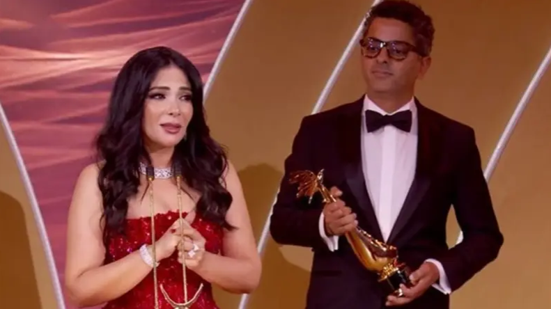 You are currently viewing “بحبك يا حلمي”.. هكذا خطفت منى زكي الأضواء برومانسيتها في الرياض