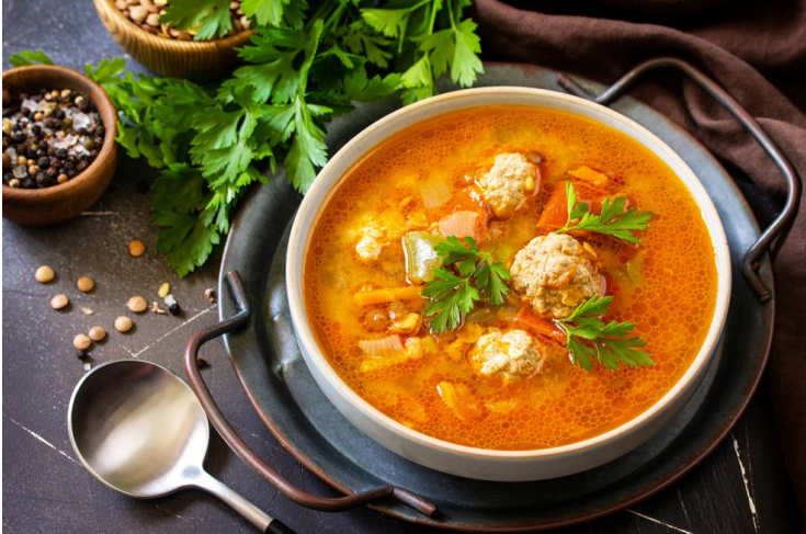 You are currently viewing شوربة كرات اللحم بالخضار