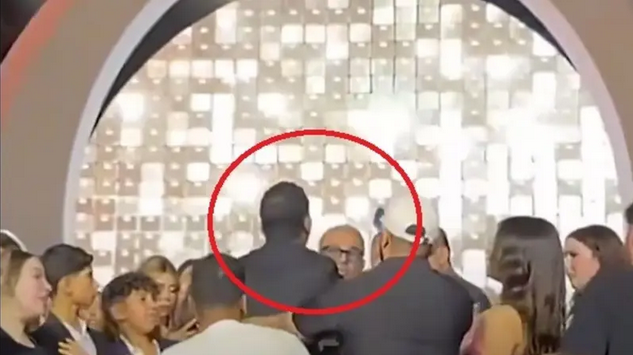 You are currently viewing ساويرس يعلق على واقعة صفعة عمرو دياب: المعجب غلطان
