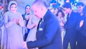 على طريقة مايكل جاكسون.. رقص والد عروس يعجب المصريين