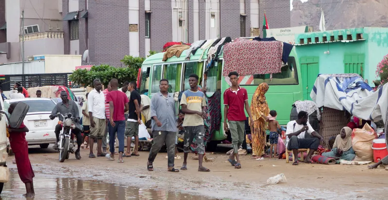 You are currently viewing الحرب في السودان.. أمطار وسيول تفاقم معاناة النازحين