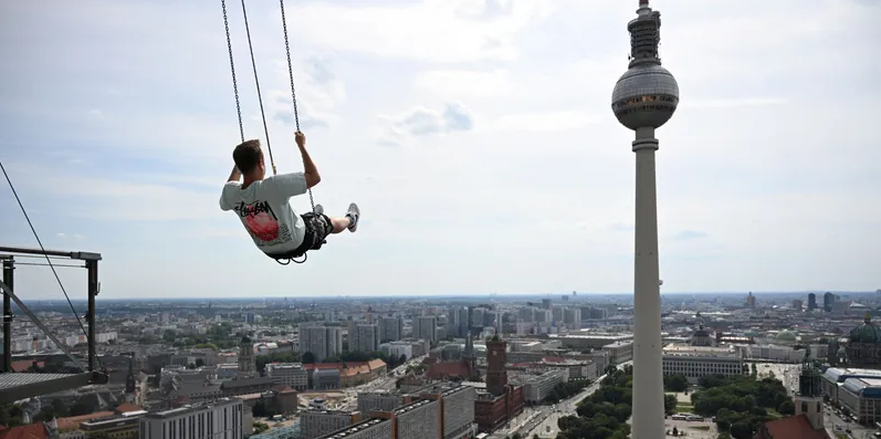 You are currently viewing لأصحاب القلوب القوية.. برلين تتيح تجربة أعلى أرجوحة بأوروبا