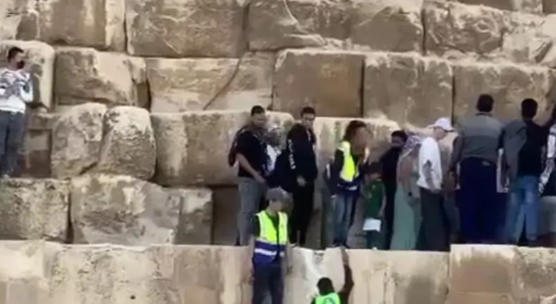 You are currently viewing فيديو تكسير الهرم الأكبر.. ما علاقة ساويرس؟
