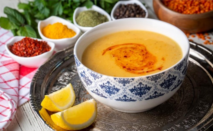 You are currently viewing شوربة العدس بالشعيرية