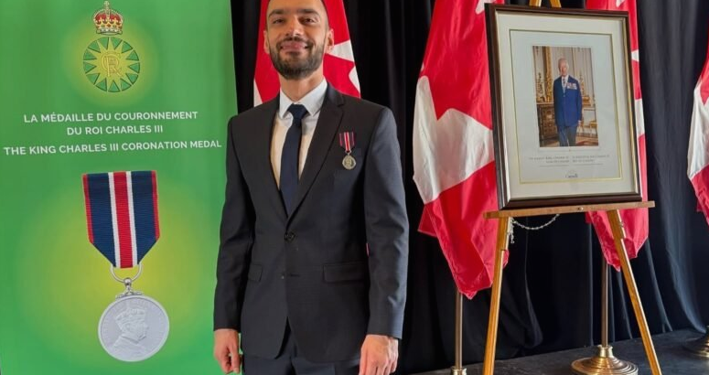 You are currently viewing طبيب العيون الجرّاح سليم قربان يُكرَّم بوسام الملك تشارلز الثالث تقديراً لعطائه وخدمته المجتمعية