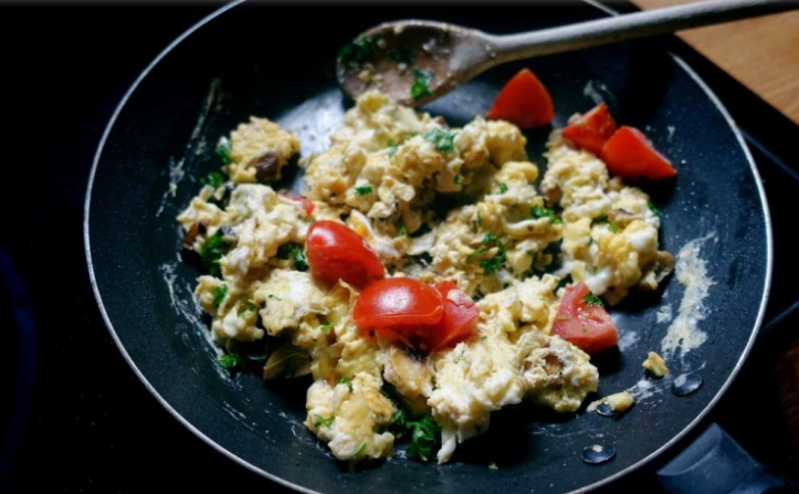 You are currently viewing بيض مخفوق بالخضروات للرجيم