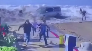 منظر مرعب لموجة عملاقة تضرب شاطئا أميركيا.. سحبت الناس وسياراتهم