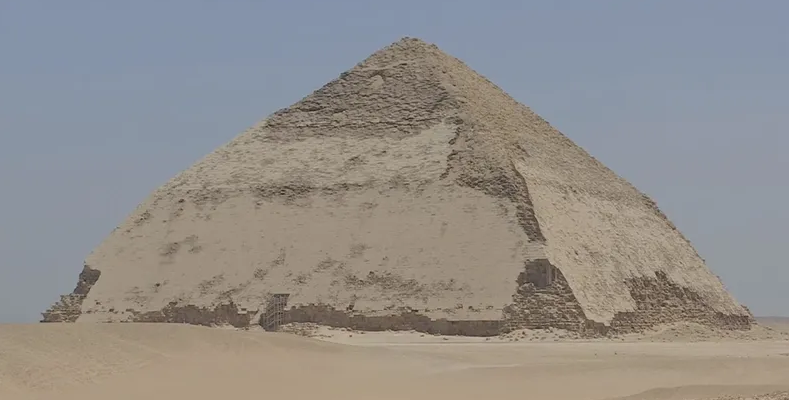 You are currently viewing مصر.. اكتشاف مفاجأة داخل هرم «مخفي» في دهشور
