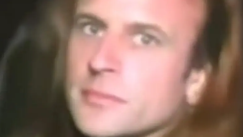 You are currently viewing فيديو لماكرون يغني ويرقص.. كما لم تشاهده من قبل