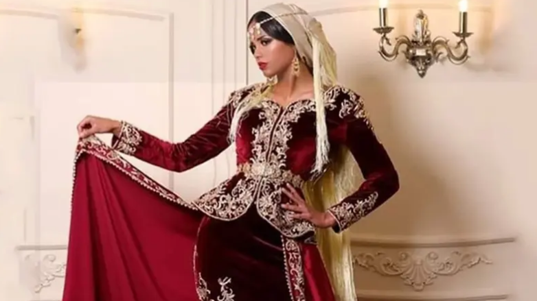 You are currently viewing جزائريون غاضبون من مصممين عالميين..  “استلهموا أزياءنا في أسبوع الموضة”