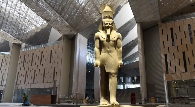 You are currently viewing عالم مصريات فرنسي يكتشف 7 رسائل سرية بجدران مسلة الأقصر في باريس