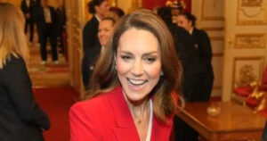 كيت ميدلتون تقود سيارتها إلى حفل استقبال ملكى فى مشهد نادر