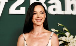 تصميم سعودي وريش مضيء.. كيتي بيري تتألق في حفل “جوي أووردز” بالرياض