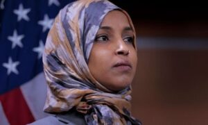 إلهان عمر تنتقد ماسك: “أحد أغبى الناس على وجه الأرض