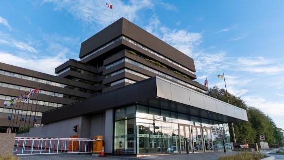 You are currently viewing أكثر من 10 آلاف موظف فدرالي إضافي مشمولون بإعادة الهيكلة