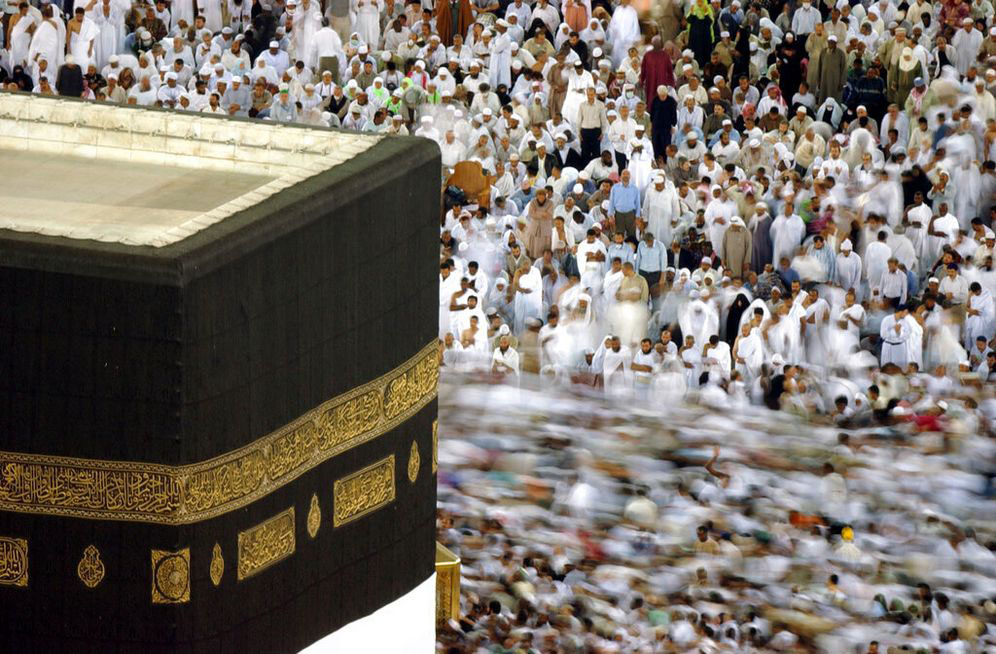 You are currently viewing العالم الإسلامي على موعد مع ظاهرة نادرة فوق الكعبة بيوم عرفة تتكرر كل 33 عاماً الظاهرة الفلكية الاستثنائية ستؤدي إلى اختفاء الظلال فوق مكة المكرمة ويمكن الاستفادة منها لتحديد اتجاه القبلة بدقة عالية حول العالم